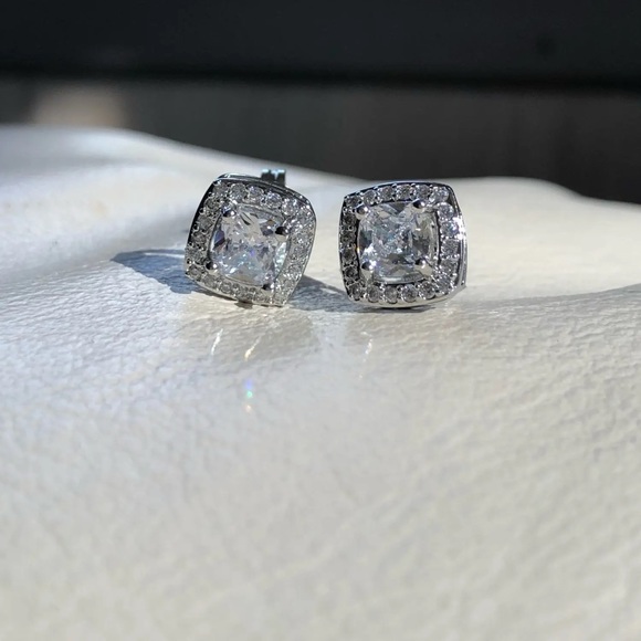 New Simulated Diamonds 925 Sterling Silver Stud Earrings - Picture 5 of 12